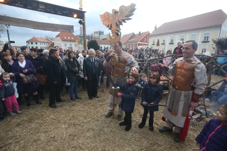 POGLEDAJTE ŽIVE JASLICE ISPRED ZAGREBAČKE KATEDRALE: Zajednica Cenacolo uprizorila rođenje Isusovo na Kaptolu