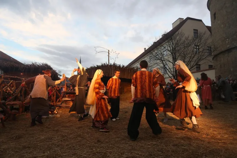 POGLEDAJTE ŽIVE JASLICE ISPRED ZAGREBAČKE KATEDRALE: Zajednica Cenacolo uprizorila rođenje Isusovo na Kaptolu