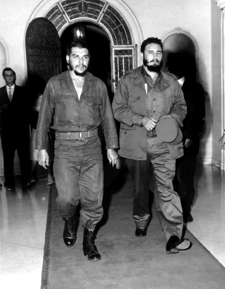 Tijekom Revolucije Che se pokazao iznimno sposobnim gerilcem zbog čega ga je Castro unaprijedio u čin komadanta (najviši čin u gerilskoj vojsci). Che oslobađa područja Bueycita, El Hombrita te kao najveći ratni plijen Santa Claru. U kolovozu se Che sa 150 boraca uputio iz El Jíbara prema Dos Arroyosu, bio je to put dug 677 km, koji je trajao 50 dana. Nakon pobjede Kubanske revolucije u siječnju 1959. godine, Che Guevara je zajedno s Fidelom i Raulom Castrom, Camilom Cienfuegosom te Juanom Almeidom Bosqueom činio okosnicu nove vlasti. Che Guevara je bio zadužen za nacionalizaciju industrije te je u veljači 1961. imenovan ministrom industrije, a kasnije i direktorom Narodne banke. Ubrzo nakon dolaska na vlast uslijedili su Guevarini međunarodni posjeti, u sklopu kojih je u dva navrata posjetio i Jugoslaviju (1959. i 1969. godine). U ovom periodu Che je još uvijek gajio velike simpatije prema Sovjetskom savezu.