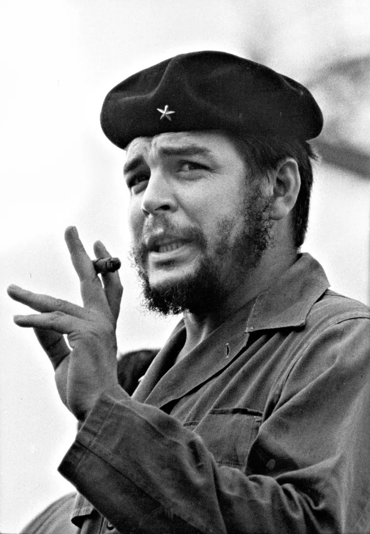 Nakon pobjede revolucije Castro ga je stavio u vladu Kube, ali o tome djeca u socijalizmu nisu učila puno jer se kao ministar gospodarstva i direktor nacionalne banke proslavio metodama koje se ne bi usudio narediti niti Staljin. Najviše ga je veselilo svađati se s ekonomskim savjetnicima iz istočnog bloka, kada bi im dokazivao kako upravo oni nisu dovoljno revolucionarni. Sva zemlja mora biti nacionalizirana, a čitava proizvodnja planirana. Rezultat je bio da se proizvodnja šećerne trske, najvažnijeg proizvoda Kube smanjila za trećinu. Kuba je velikim koracima koračala socijalističkoj jednakosti, svi će biti jednako siromašni i gladni.