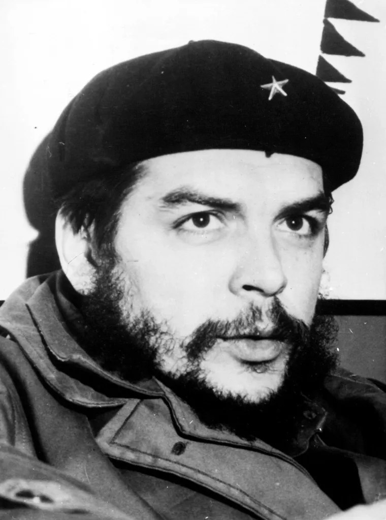 U svojim govorima pred Generalnom skupštinom UN-a te u govoru na Drugoj afro-azijskoj ekonomskoj konferenciji u Alžiru, Che je bio realan i lišen sanjarenja, kada je ukazao na nedostatak proleterskog internacionalizma i na nesocijalističko ponašanje određenih država, koje su se deklarirale kao socijalističke zemlje. Ta se kritika posebno odnosila na SSSR. Prema Che Guevari međunarodna situacija u kojoj se svijet nalazio 60-ih godina 20. stoljeća, predstavljala je uvjete koji su omogućavali ujedinjenu borbu nerazvijenih država protiv ugnjetavanja ekonomski moćnijih zemalja.