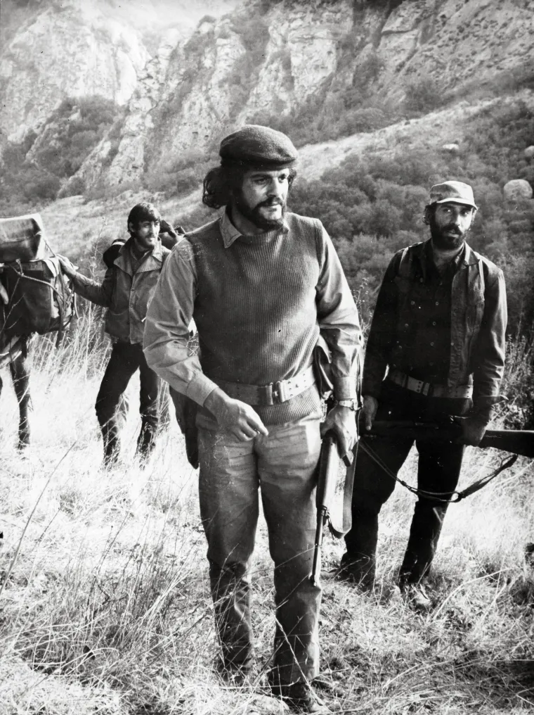 Da je Che Guevara 1967. u prašumi Bolivije uza sebe imao onoliko ljudi koliko danas na svijetu nosi majice s njegovim likom, vjerojatno bi revolucija koju je najslavniji suvremeni revolucionar pokušao pokrenuti bila uspješna. Ali on se u stvarnosti mjesecima povlačio &apos;po šumama i gorama&apos; sa sve manjim brojem vojnika pa ne iznenađuje to da su ga agenti CIA-e i bolivijskog režima uhvatili i smaknuli. Tako je 9. studenog 1967, kada je Che Guevara ubijen, nastao mit koji i danas živi kao jedan od najpotentnijih kapitalističkih simbola komunističke, mladenačke pobune.