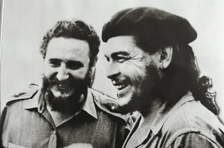 U prisjećanjima na rane dane Kubanske revolucije, Castro ističe kako je „odmah zavolio Guevaru“ koji je bio „osoba široke opće kulture i velike inteligencije.“ Castro je rekao kako je Guevara bio liječnik koji je postao vojnik, a da pritom ni u jednom trenutku nije prestao biti liječnik. Guevara nije imao nikakvog vojničkog iskustva te je zajedno s ostalim pripadnicima buduće kubanske gerile vježbao gađanje na imanju bivšeg sljedbenika Pancha Ville. U to je vrijeme imao funkciju liječnika jedinice.