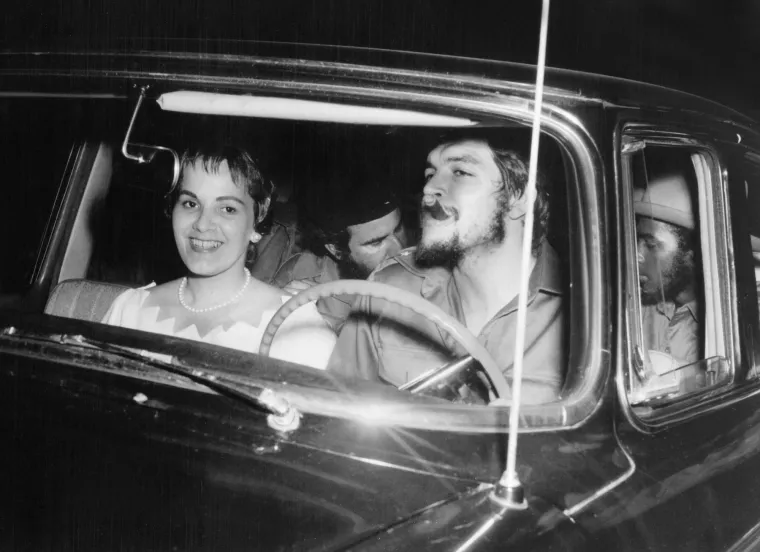 Ernesto &quot;Che&quot; Guevara za volanom automobila američke proizvodnje sa svojom drugom suprugom Aleidom March na dan njihovog vjenčanja u Havani, nekoliko mjeseci nakon što je pomogao Fidelu Castru da svrgne režim diktatora Fulgencia Bartiste. Guevarina udovica nedavno je izjavila u intervjuu za časopis Casa de las Americas da &quot;Che&quot; nije bio ženskaroš kako se priča.
