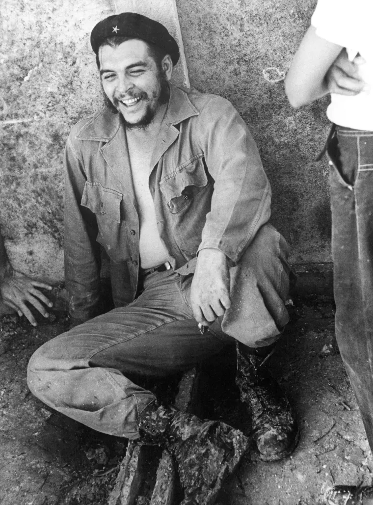 Guevara nikada nije imao namjeru ostati na Kubi u sklopu vladajućeg aparata. Tomu u prilog ide njegova izjava koju je rekao prilikom razgovora sa svojim ocem u kojoj kaže kako se ne misli više baviti medicinom, Che je rekao: &quot;O mojoj medicini mogu ti reći da sam je upravo napustio. Sad sam ratnik koji podupire Vladu. Što će biti sa mnom? Ni sam ne znam u kojoj ću zemlji ostaviti kosti svoje!&quot;