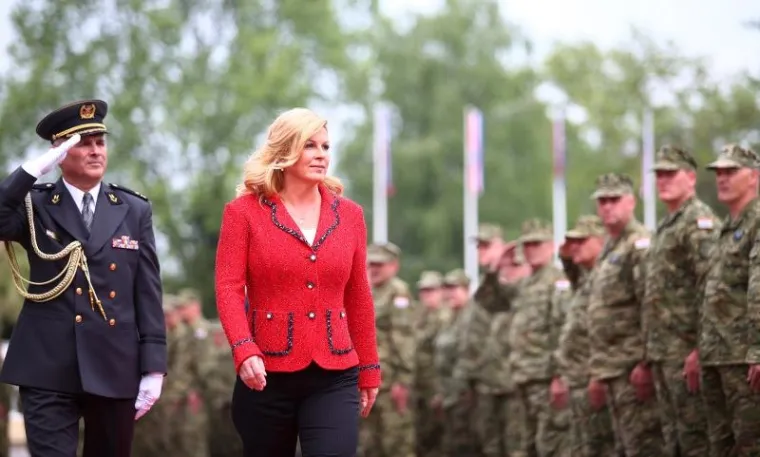 Predsjednica Republike Kolinda Grabar-Kitarović u srijedu nije željela komentirati krizu Vlade. Predsjednica Republike Kolinda Grabar - Kitarović nazočila je u srijedu svečanom obilježavanju 15. obljetnice ustrojavanja Zapovjedništva za potporu, u vojarni "Croatia". U vrijeme obilaska i pregleda Taktičko tehničkog zbora vojne opreme i naoružanja Zapovjedništva za potporu i Oružanih snaga RH, novinari i snimatelji obratili su se predsjednici i zamolili je za kratku izjavu da komentira krizu Vlade, ali ona nije htjela stati pred medije, nego je samo nastavila s obilaskom.