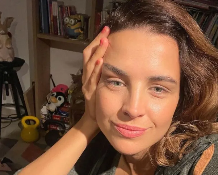 &apos;Kao i obično najbolje i najveće ideje događaju se spontano, kad si dovoljno hrabar i otvoren za sve što život može ponuditi..a uvijek može. Spontani razgovor početkom siječnja s Davorom Guberovićem i moje brzo da, dovelo nas je do Hrvoja Rupčića, čovjeka s iskustvom penjanja na velike vrhove koji nas je povezao s Vlatkom Kalapošem. To je bila prava adresa. Nakon toga prepustili smo se u Vlatkove sigurne ruke koji nas je uputio na prava mjesta, do pravog vodiča i pomogao da sve realiziramo&apos;, istaknula je voditeljica koja je i podijelila nekoliko fotografija s tadašnjim dečkom, sadašnjim suprugom. 
