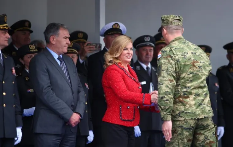 'PREDSJEDNICE, MOŽE KOMENTAR?': Kolindu novinari pitali o krizi Vlade, ona ih potpuno ignorirala