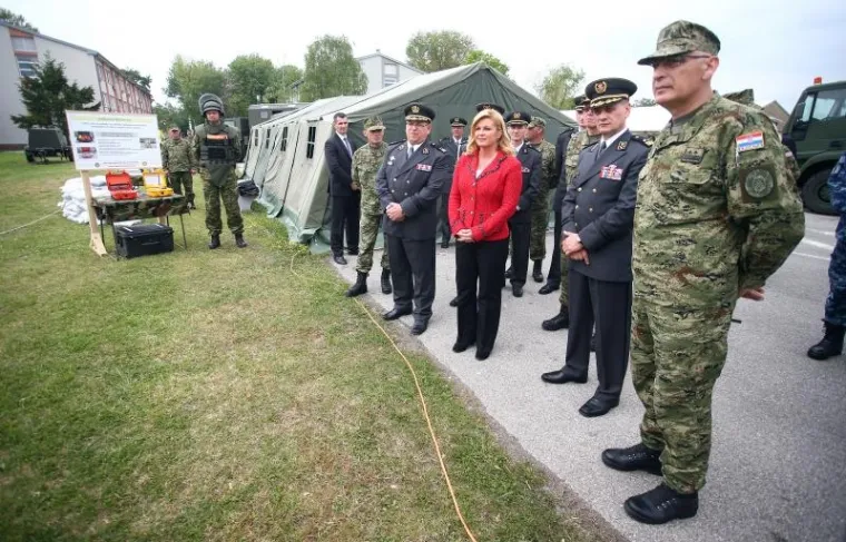 'PREDSJEDNICE, MOŽE KOMENTAR?': Kolindu novinari pitali o krizi Vlade, ona ih potpuno ignorirala