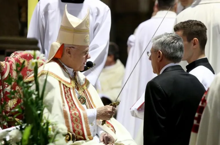 Geslo reda je Deus lo vult (Bog to želi). Red koji je nastao po završetku Prvog križarskog rata, danas je zastupljen u tridesetak zemalja, a jeruzalemski križ kojeg vitezovi nose na svom plaštu podsjeća na pet Gospodinovih rana. Najistaknutiji hrvatski vitez Svetoga groba bio je bl. Alojzije Stepinac.