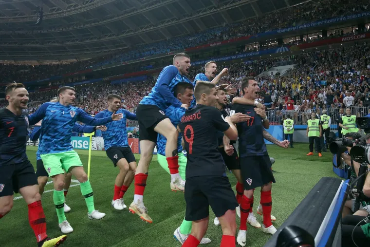 U polufinalu su Vatreni na noge Englezima istrčali u crnim dresovima. Ponovno smo gledali scenarij iz prethodne dvije utakmice. Već u drugoj minuti su se našli naši reprezentativci u minusu, a bili smo u zaostatku sve do sredine drugog dijela kada Perišić karate potezom matira Pickforda nakon ubačaja Vrsaljka. U produžetku su Vatreni ubacili u brzinu više što se isplatilo kada je Perišić nadskočio obranu Engleske na rubu kaznenog prostora, a Mandžukić se zavukao iza leđa obrane i poslao Hrvatsku u delirij i finale Svjetskog prvenstva.