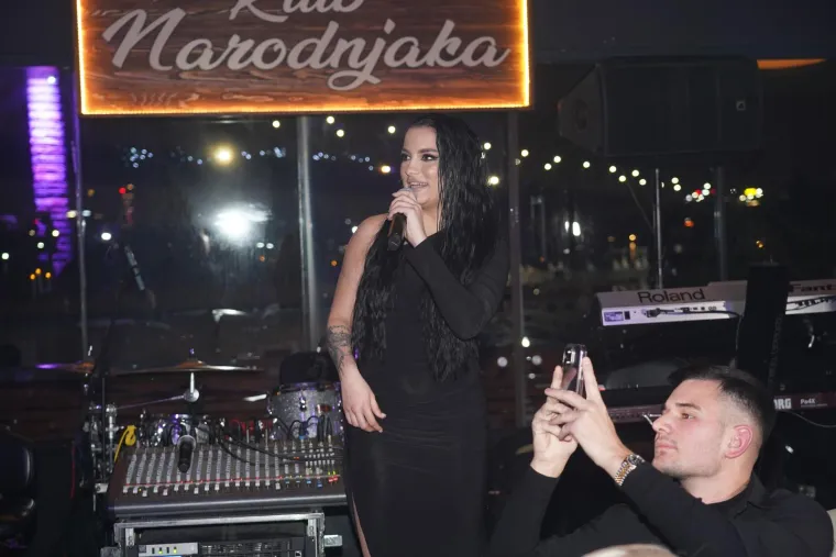 Narodnjaci se sjatili u klub Narodnjak: Barbara Bobak okupila srpsku estradu, imalo se u što gledati