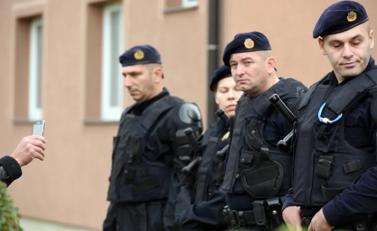 INTERVENTNOM POLICIJOM NA MJEŠTANE: Cijela obitelj završila u marici