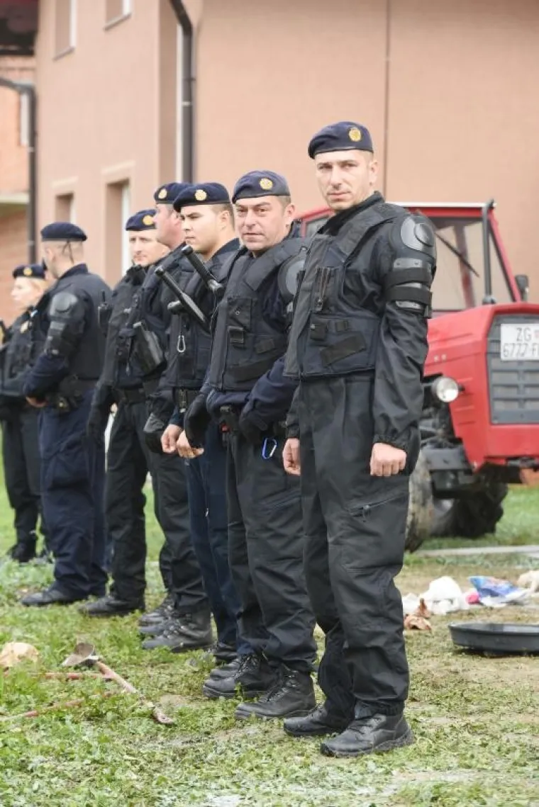 INTERVENTNOM POLICIJOM NA MJEŠTANE: Cijela obitelj završila u marici