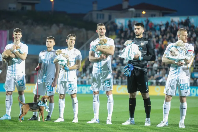 Veliki rat na tribinama i travnjaku, evo i u čijem je društvu Damir Mišković pratio obračun Rijeke i Dinama