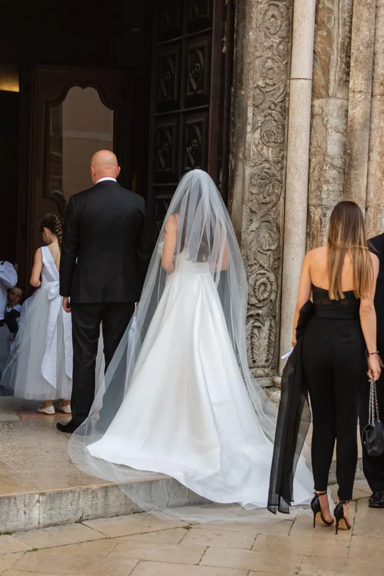 Dominik Livaković i Helena Matić izrekli sudbonosno 'da': Skupila se elita, mladenka blistala u vjenčanici s dubokim prorezom