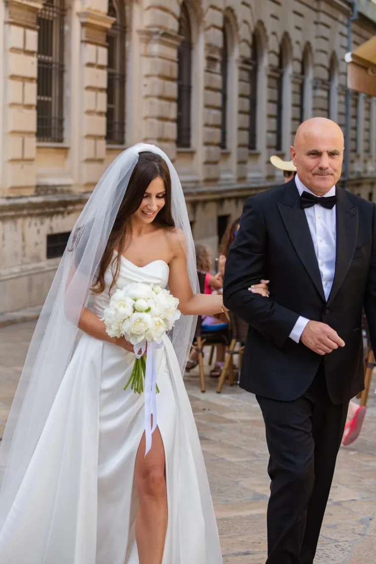 Dominik Livaković i Helena Matić izrekli sudbonosno 'da': Skupila se elita, mladenka blistala u vjenčanici s dubokim prorezom