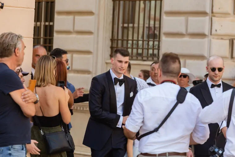 Dominik Livaković i Helena Matić izrekli sudbonosno 'da': Skupila se elita, mladenka blistala u vjenčanici s dubokim prorezom