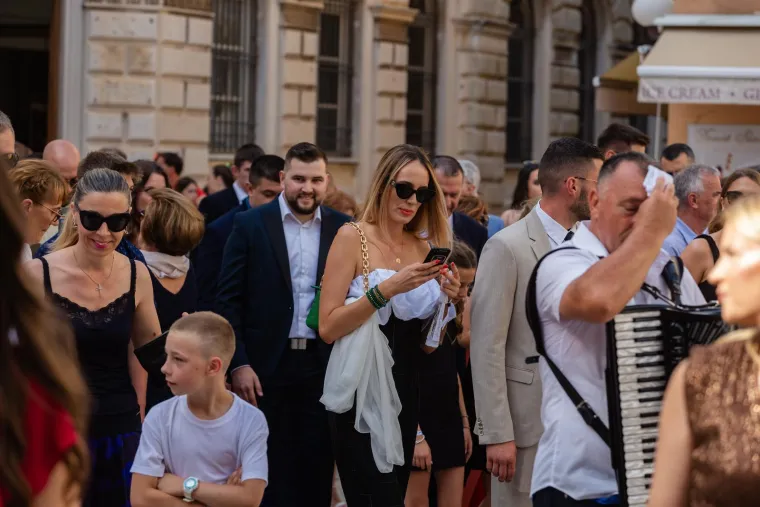 Dominik Livaković i Helena Matić izrekli sudbonosno 'da': Skupila se elita, mladenka blistala u vjenčanici s dubokim prorezom