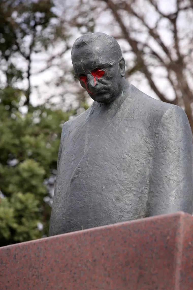 VANDALIZAM U SPLITU: Na spomeniku Franji Tuđmanu obojao oči crvenom bojom