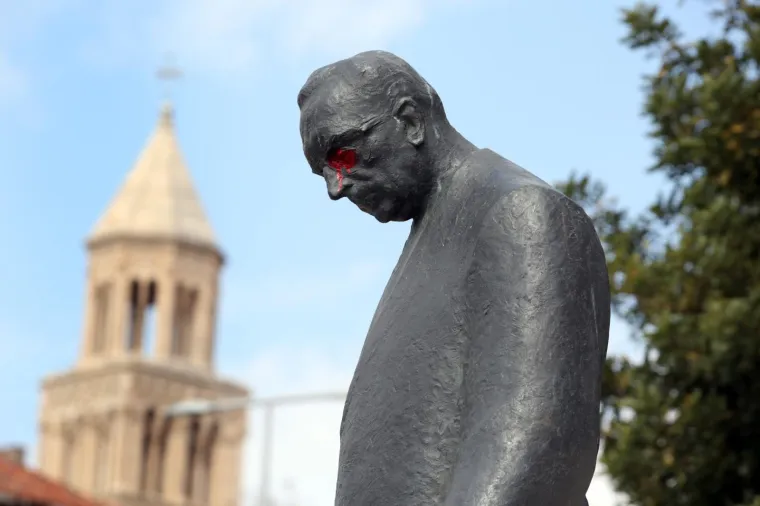 VANDALIZAM U SPLITU: Na spomeniku Franji Tuđmanu obojao oči crvenom bojom