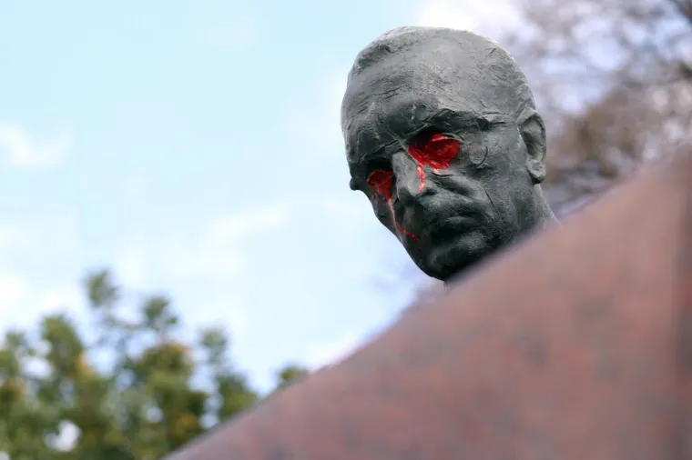 VANDALIZAM U SPLITU: Na spomeniku Franji Tuđmanu obojao oči crvenom bojom