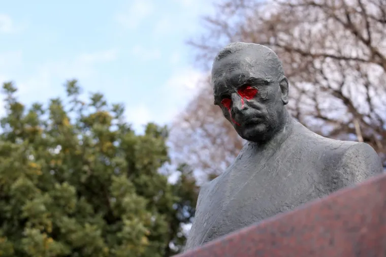 VANDALIZAM U SPLITU: Na spomeniku Franji Tuđmanu obojao oči crvenom bojom
