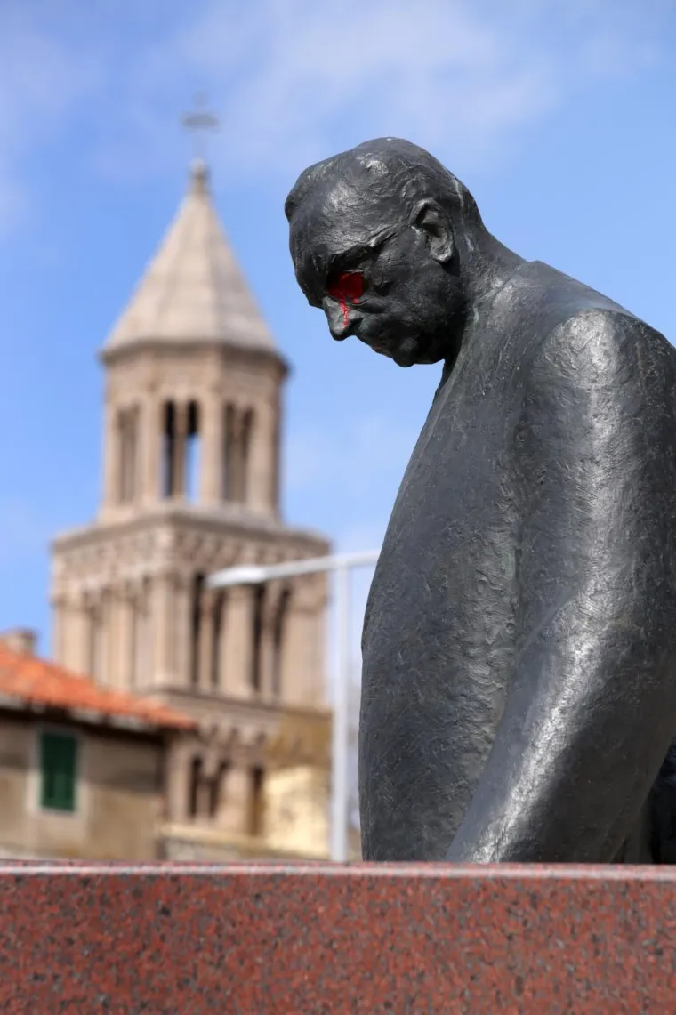 VANDALIZAM U SPLITU: Na spomeniku Franji Tuđmanu obojao oči crvenom bojom