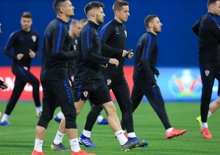 TRENING HRVATSKE U DOBROM RASPOLOŽENJU: Osmjesi na licima jasno ukazuju da nema straha za utakmicu protiv Azerbajdžana