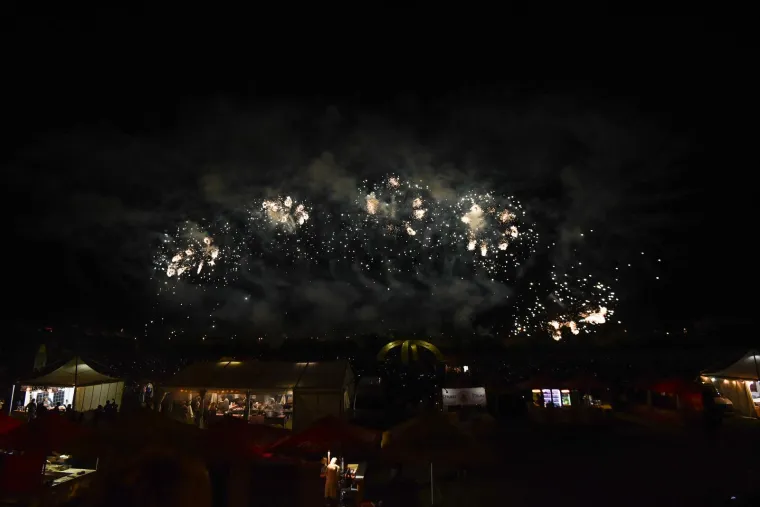 Festival boja i oblika na noćnom nebu iznad Zagreba: Raskošni vatromet bio je uvertira u ljeto