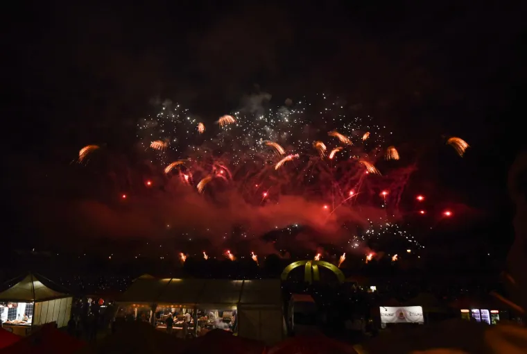 Festival boja i oblika na noćnom nebu iznad Zagreba: Raskošni vatromet bio je uvertira u ljeto