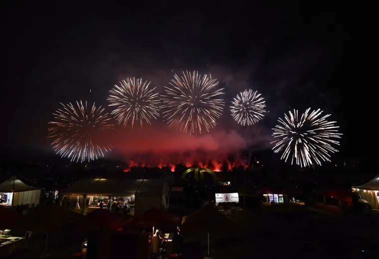 Festival boja i oblika na noćnom nebu iznad Zagreba: Raskošni vatromet bio je uvertira u ljeto