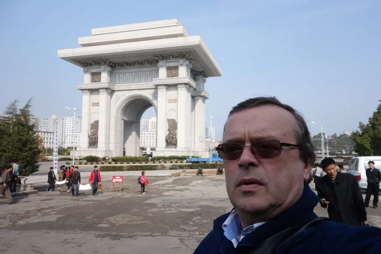 Aleksandar Volarić iz Malog Lošinja prije nekoliko godina turistički je boravio u Sjevernoj Koreji. U glavnom gradu Pyongyangu i putem do Kaesonga snimio je mnoštvo fascinantnih fotografija koje prikazuju tamošnju svakodnevicu. Uz dopuštenje autora, donosimo dio tih fotografija.