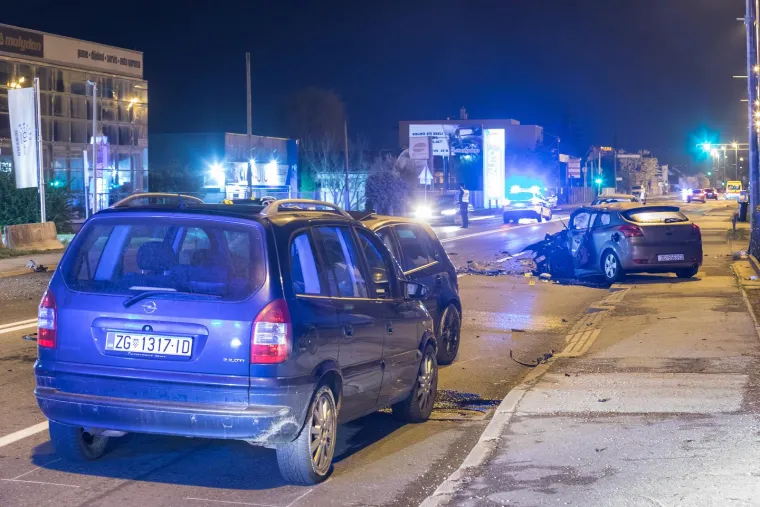 Teška nesreća u Sesvetama: Troje ih je ozlijeđeno, prizori s ceste su strašni, pravi krš i lom