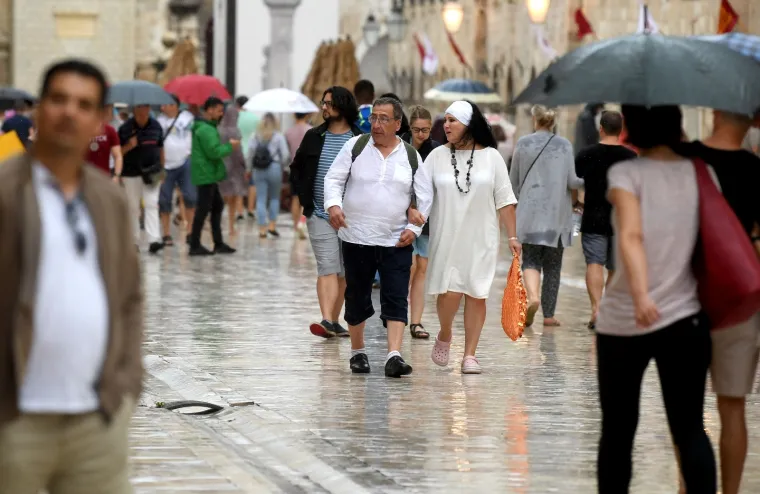 Stradun je pod vodom, no to nije omelo turiste: Dobro se zabavljaju i trče bosi