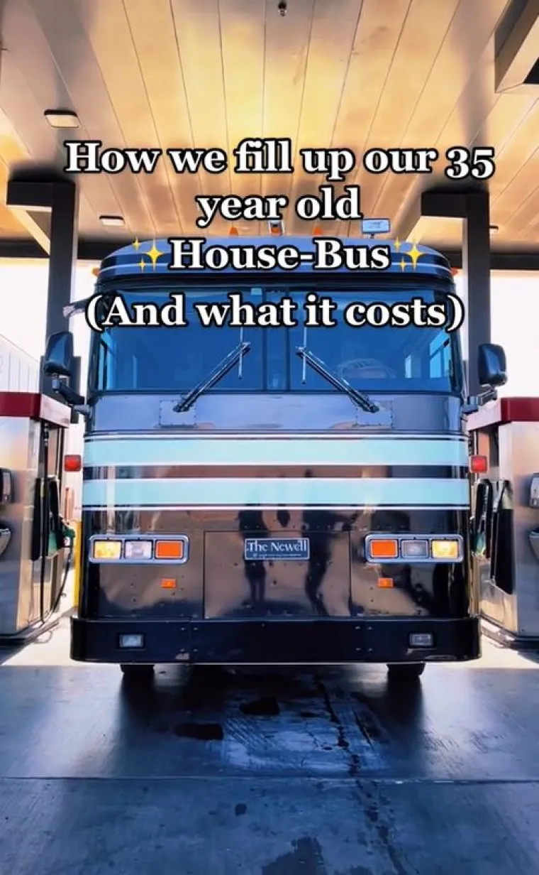 Priznali da autobusu treba 300 galona da se napuni cijeli, a da 2/3 napunjen, što bi značilo oko 197 galona košta 642-733 eura.