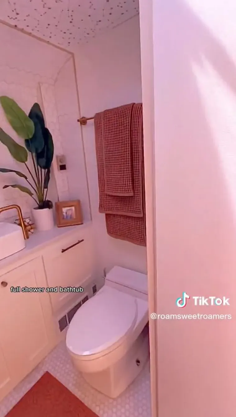 U kupaonici u autobusu imaju sve što jednom čovjeku treba.
