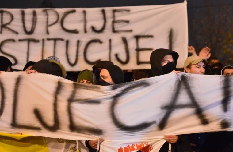 NIJE PROŠLO BEZ BAKLJADE: Gorjelo je ispred zgrade MZOS-a, umalo intervenirali specijalci