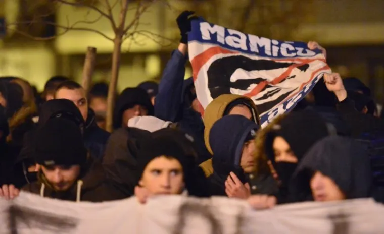 Prosvjedujući ispred zgrade Minstarstva znanosti, obrazovanja i sporta, Dinamovi navijači zapalili su baklje, tražeći raspuštenje svih tijela u klubu. Izvršni predsjednik Dinama Zdravko Mamić uhićen je ovaj tjedan zbog sumnji u nelegalno izvlačenje novca iz Dinama.