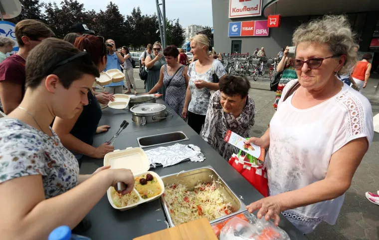 Ručak za sve! Karlovčani uživali u besplatnim veganskim slasticama