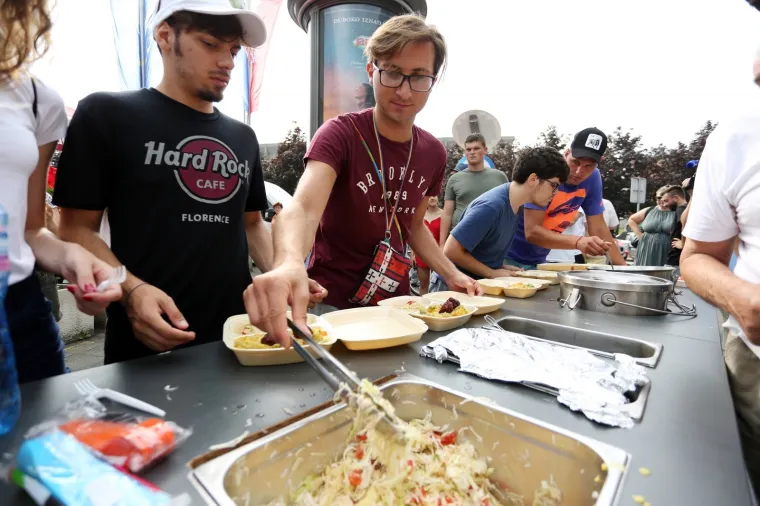 Ručak za sve! Karlovčani uživali u besplatnim veganskim slasticama