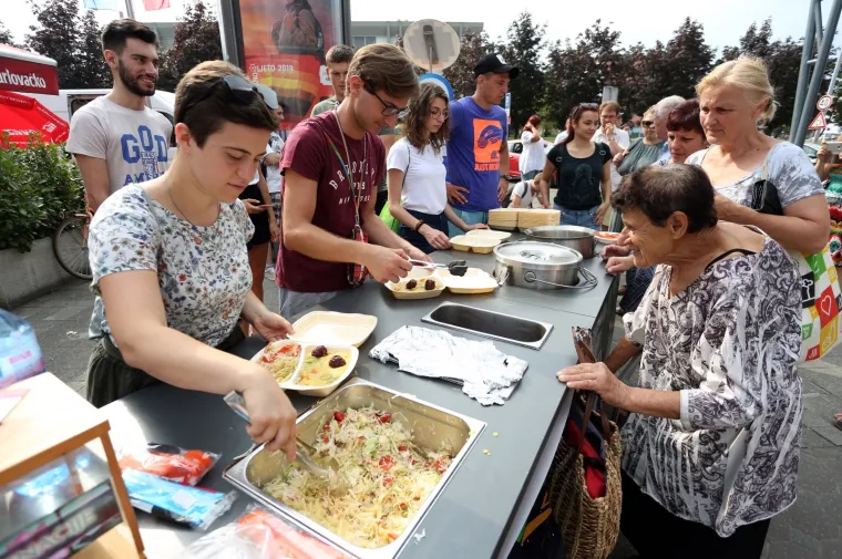 Ručak za sve! Karlovčani uživali u besplatnim veganskim slasticama