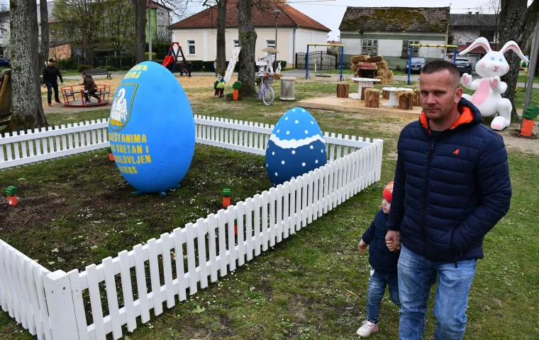 U centru Sibinja sve se zašarenilo: Pogledajte kako izgleda slavonski Zekograd