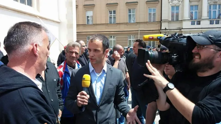 Reporter Petar Panjkota na prosvjedu branitelja na Markovom trgu