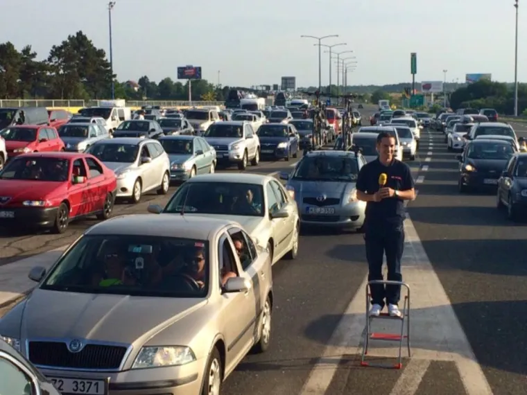 Špica sezone, gužve na Lučkom, a da bi naš reporter Josip Antolić to što  bolje dočarao, poslužio se ovime