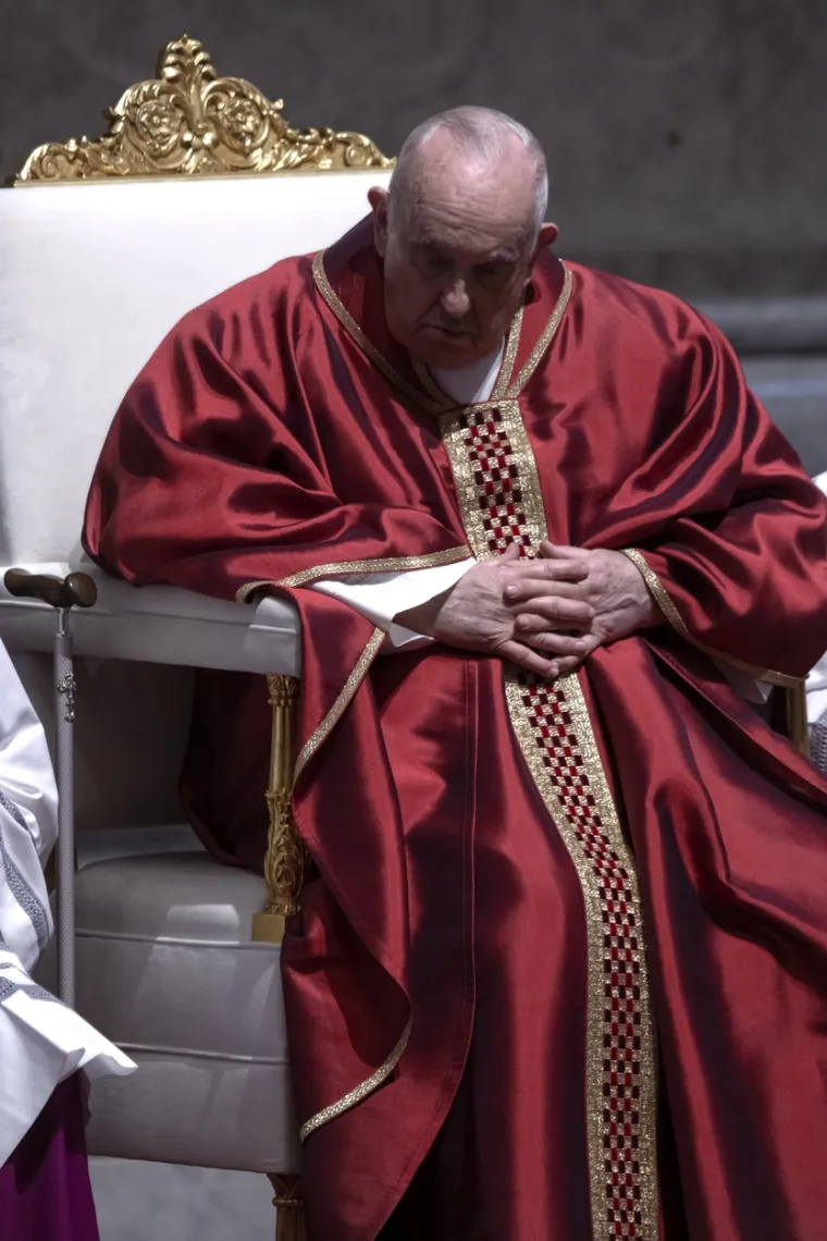 Papa Franjo u kolicima predvodio molitvu na Veliki petak u bazilici sv. Petra: Ipak, neće predvoditi Križni put u Koloseumu