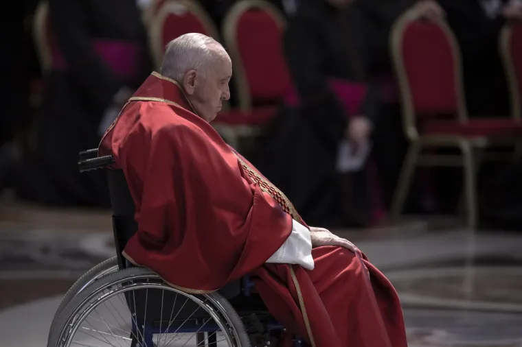 Papa Franjo u kolicima predvodio molitvu na Veliki petak u bazilici sv. Petra: Ipak, neće predvoditi Križni put u Koloseumu