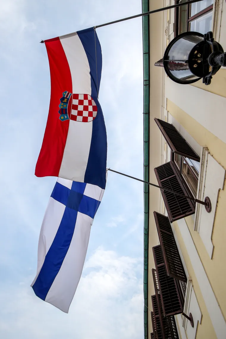  Na pročelju Banskih dvora izvješene zastave Finske i Hrvatske