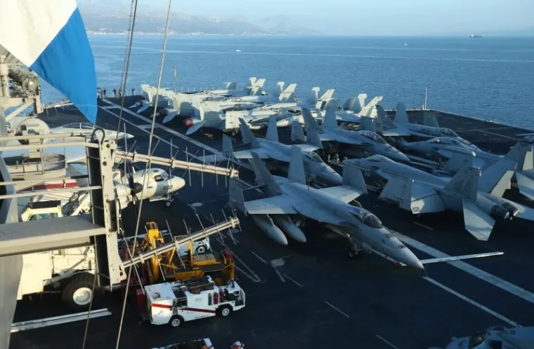 Novinari su u subotu poslijepodne  posjetili  nosač zrakoplova Američke ratne mornarice USS Harry Truman koji je u prijepodne uplovio u Brački kanal i usidirio se oko dva kilometra od splitske Gradske luke, i ondje će u sklopu posjeteaHrvatskoj boraviti do srijede, 9. prosinca.