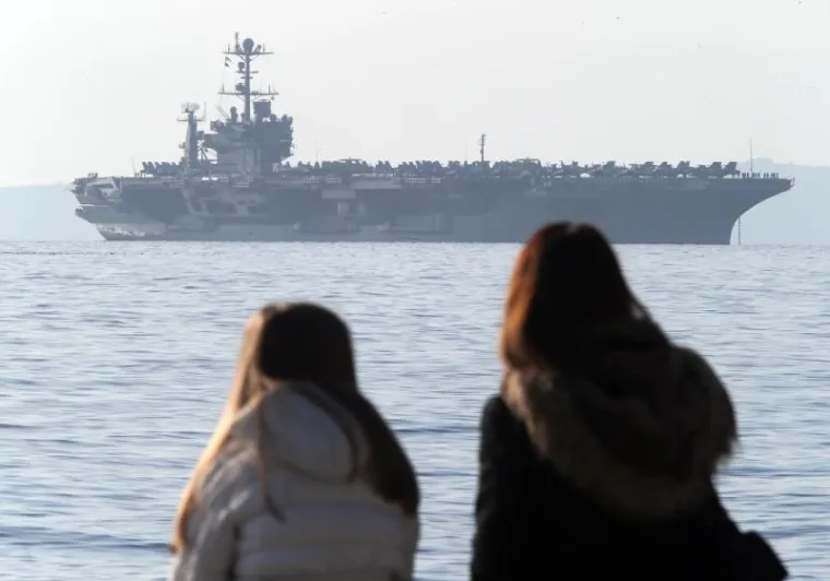 Američki nosač zrakoplova USS Harry S. Truman, čija je nosivost do 85 zrakoplova te 20-ak helikoptera,  u subotu prijepodne uplovio je Brački kanal i usidrio se oko dva kilometra od splitske Gradske luke gdje će boraviti do 9. prosinca ove godine. Riječ je o nosaču zrakoplova dužine 333 metra, širine 41 metar, a gaz mu je 12 metara. Posada broji 4922 člana od kojih 487 časnika, navodi se u priopćenju Ministarstva obrane RH.
